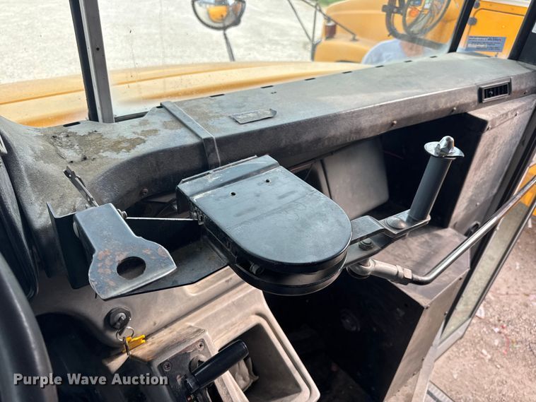 image for item DW3443 2001 Thomas Built school bus