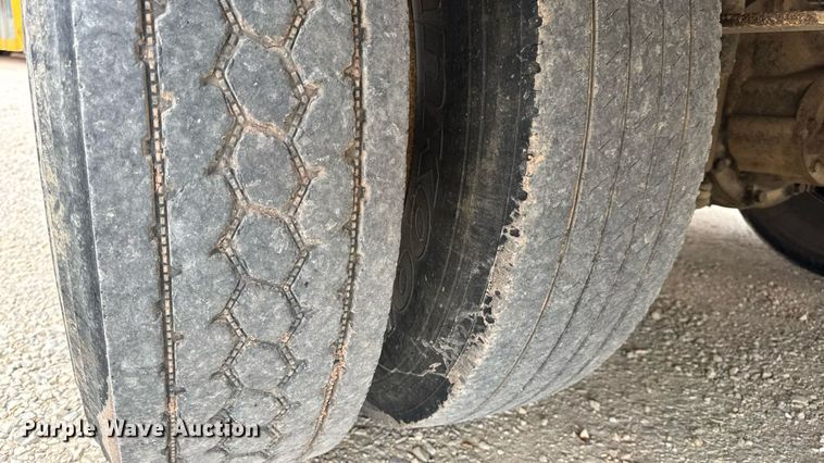 image for item DW3443 2001 Thomas Built school bus