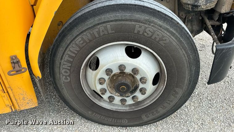 image for item DW3443 2001 Thomas Built school bus