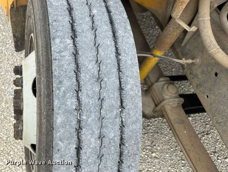 image for item DW3443 2001 Thomas Built school bus