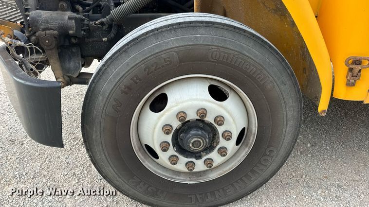 image for item DW3443 2001 Thomas Built school bus