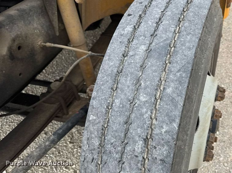 image for item DW3443 2001 Thomas Built school bus