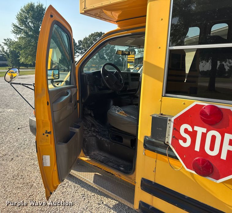image for item DW3444 2005 Chevrolet Express G3500 school bus