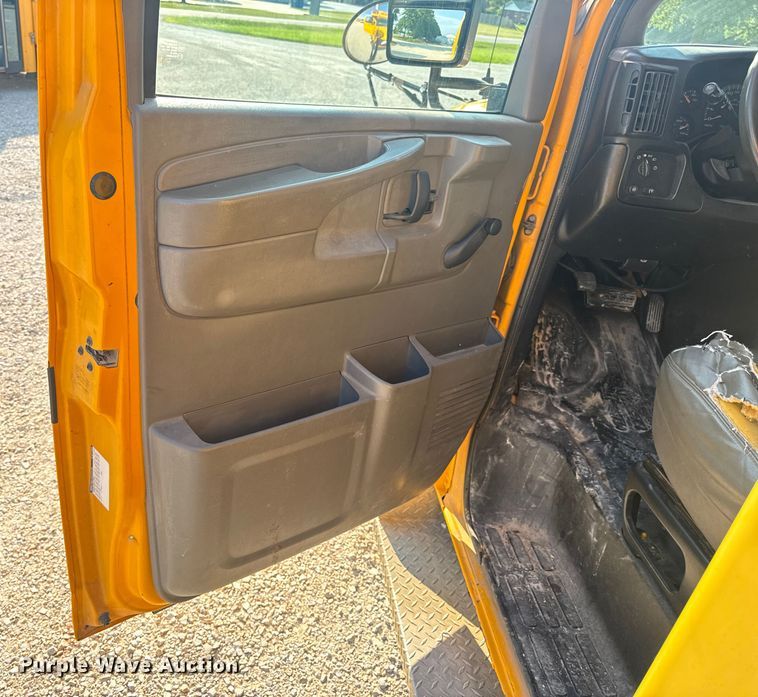 image for item DW3444 2005 Chevrolet Express G3500 school bus