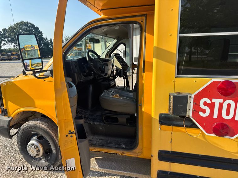 image for item DW3444 2005 Chevrolet Express G3500 school bus