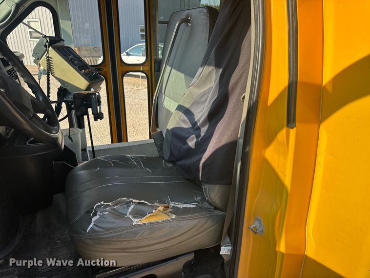 image for item DW3444 2005 Chevrolet Express G3500 school bus