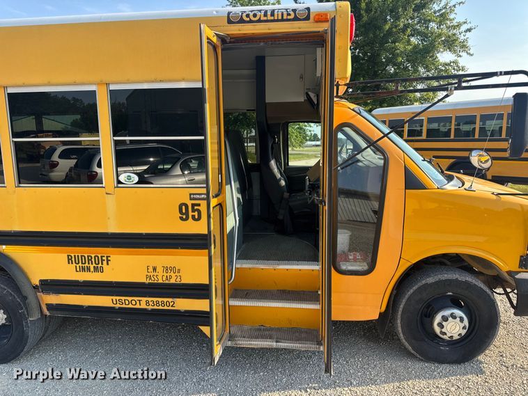 image for item DW3444 2005 Chevrolet Express G3500 school bus