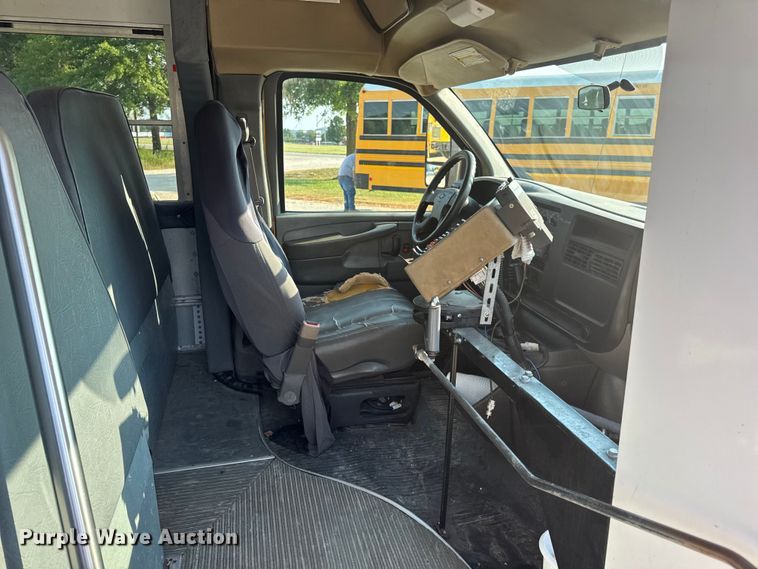 image for item DW3444 2005 Chevrolet Express G3500 school bus