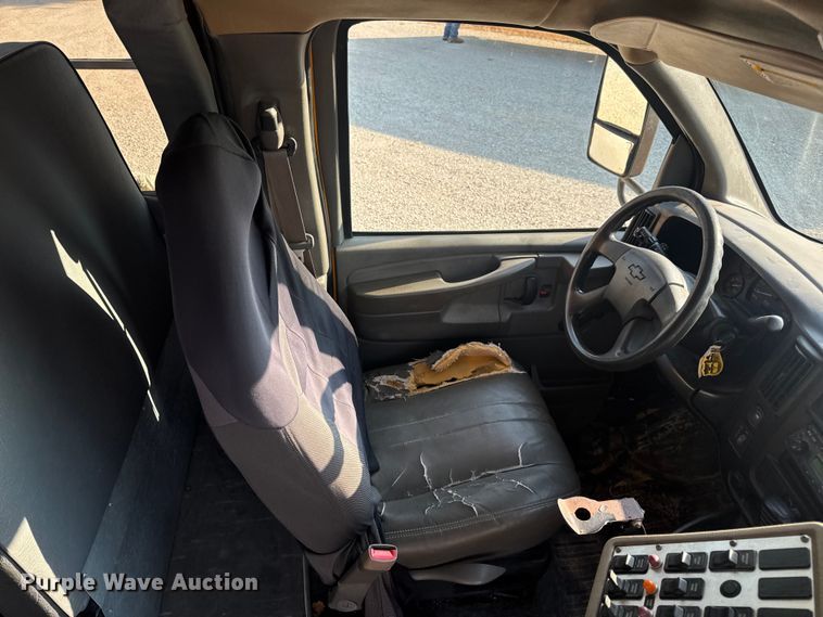 image for item DW3444 2005 Chevrolet Express G3500 school bus