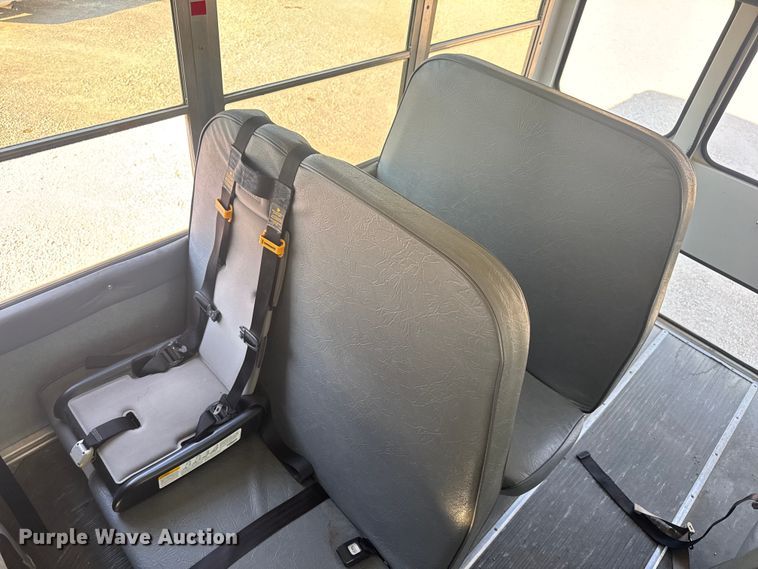 image for item DW3444 2005 Chevrolet Express G3500 school bus