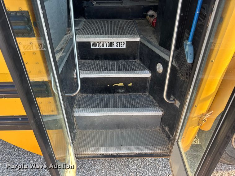 image for item DW3445 2004 Thomas Built school bus