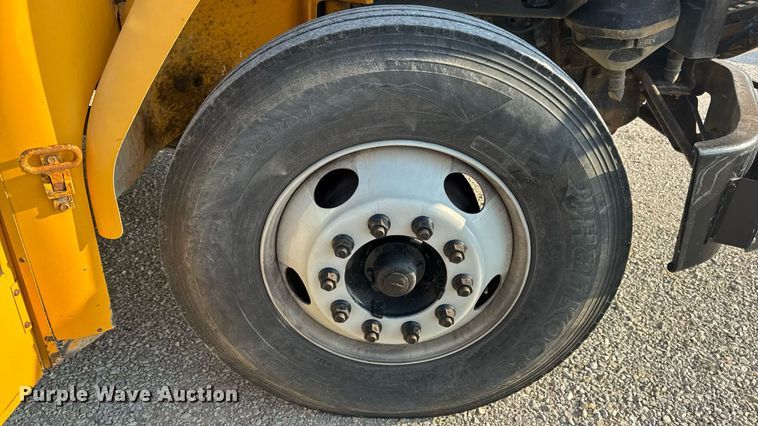 image for item DW3445 2004 Thomas Built school bus