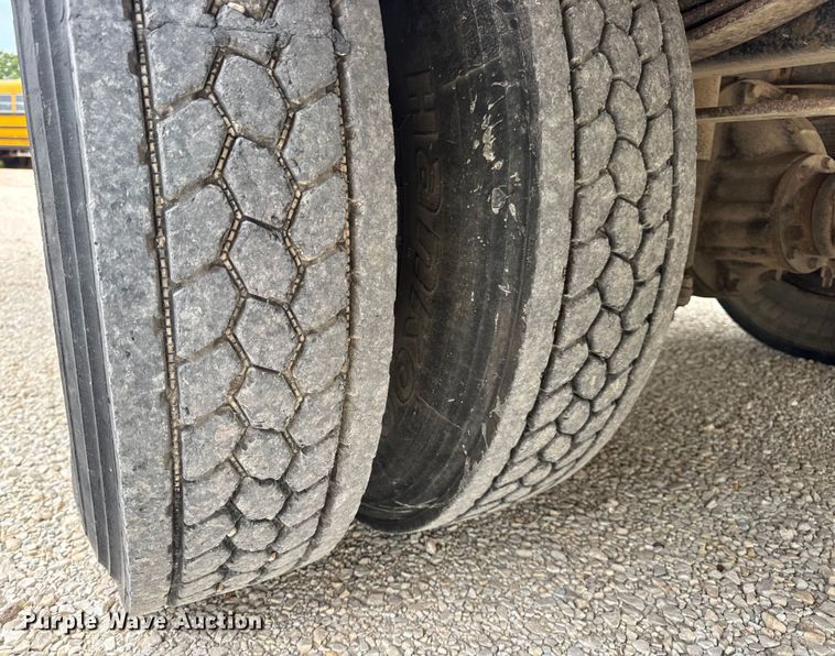 image for item DW3446 2001 Thomas Built school bus