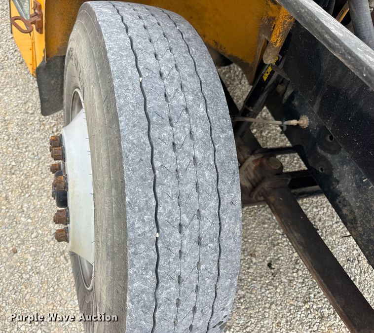 image for item DW3446 2001 Thomas Built school bus