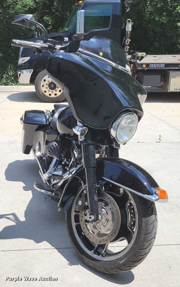 image for item DX7142 2013 Harley Davidson Street Glide motorcycle