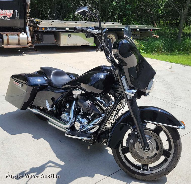 image for item DX7142 2013 Harley Davidson Street Glide motorcycle