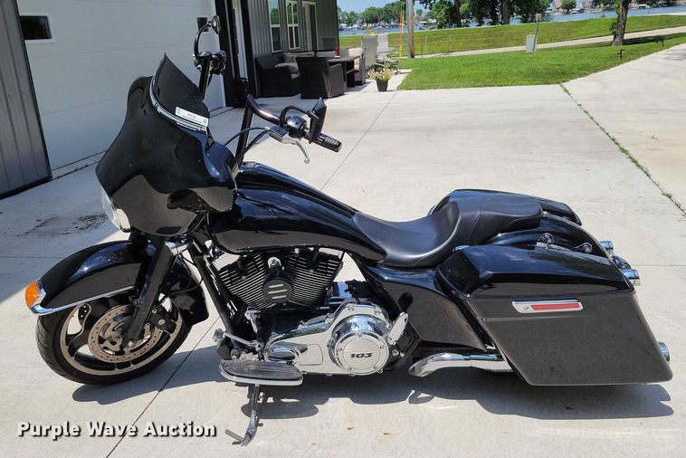 image for item DX7142 2013 Harley Davidson Street Glide motorcycle