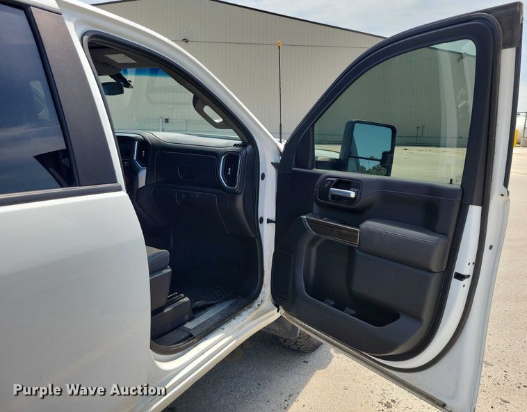 image for item DX7197 2021 Chevrolet Silverado 3500HD Crew Cab pickup truck