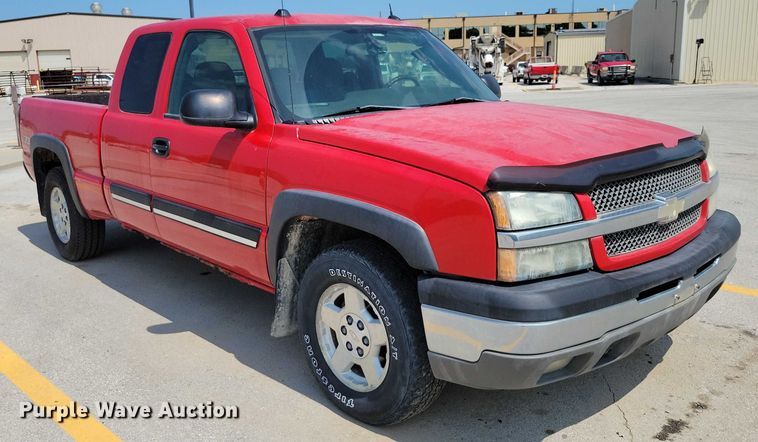 image for item DX7199 2004 Chevrolet Silverado 1500 Ext. Cab pickup truck