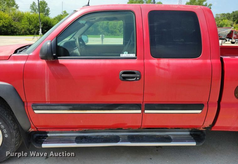 image for item DX7199 2004 Chevrolet Silverado 1500 Ext. Cab pickup truck