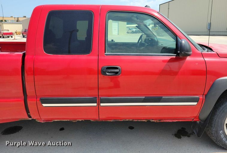 image for item DX7199 2004 Chevrolet Silverado 1500 Ext. Cab pickup truck