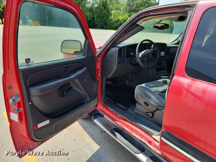 image for item DX7199 2004 Chevrolet Silverado 1500 Ext. Cab pickup truck