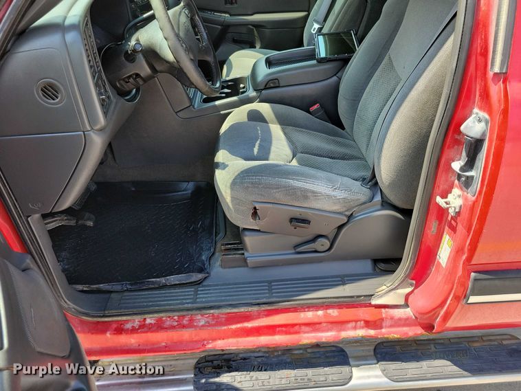 image for item DX7199 2004 Chevrolet Silverado 1500 Ext. Cab pickup truck