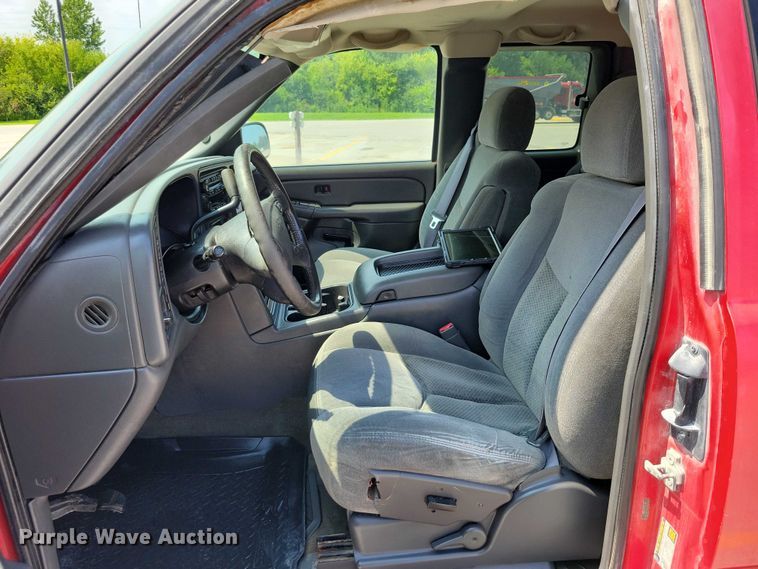 image for item DX7199 2004 Chevrolet Silverado 1500 Ext. Cab pickup truck