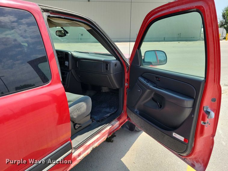 image for item DX7199 2004 Chevrolet Silverado 1500 Ext. Cab pickup truck