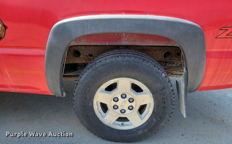 image for item DX7199 2004 Chevrolet Silverado 1500 Ext. Cab pickup truck