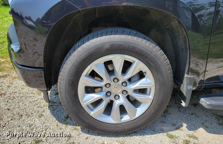 image for item DX7249 2023 Chevrolet 1500 Silverado Custom Crew Cab pickup truck