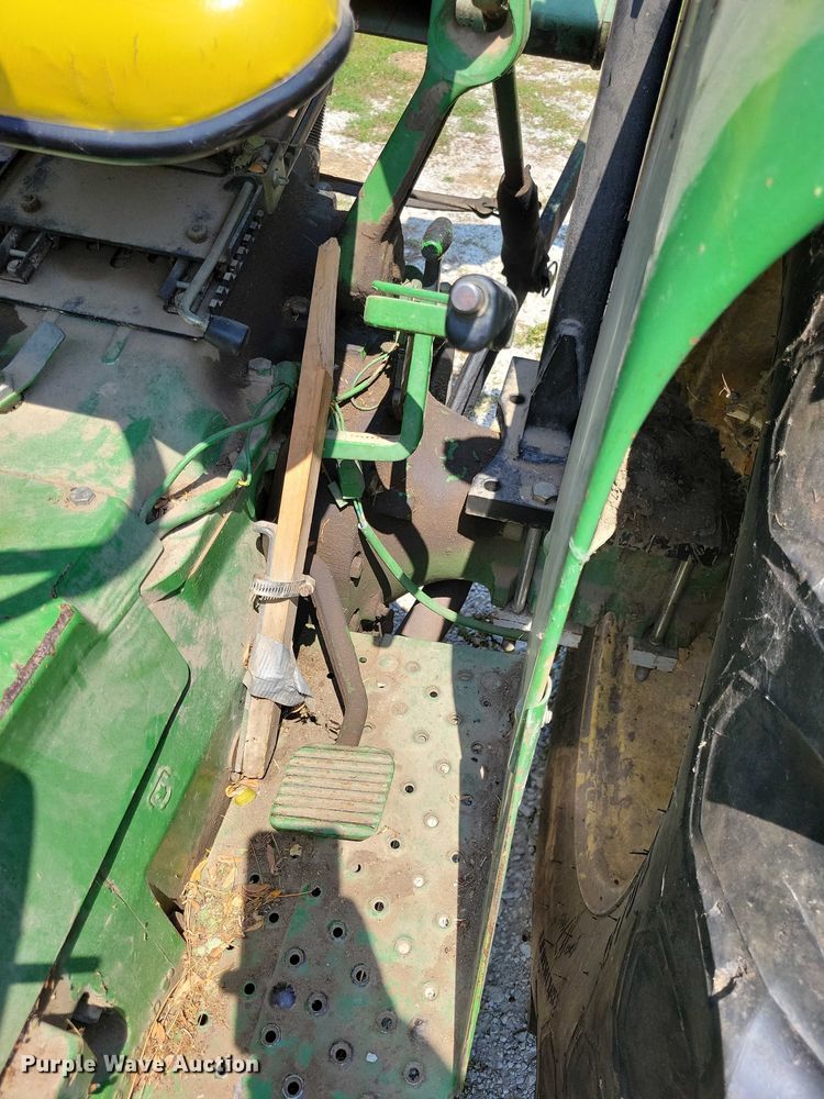 image for item DX7250 1980 John Deere 2040 tractor
