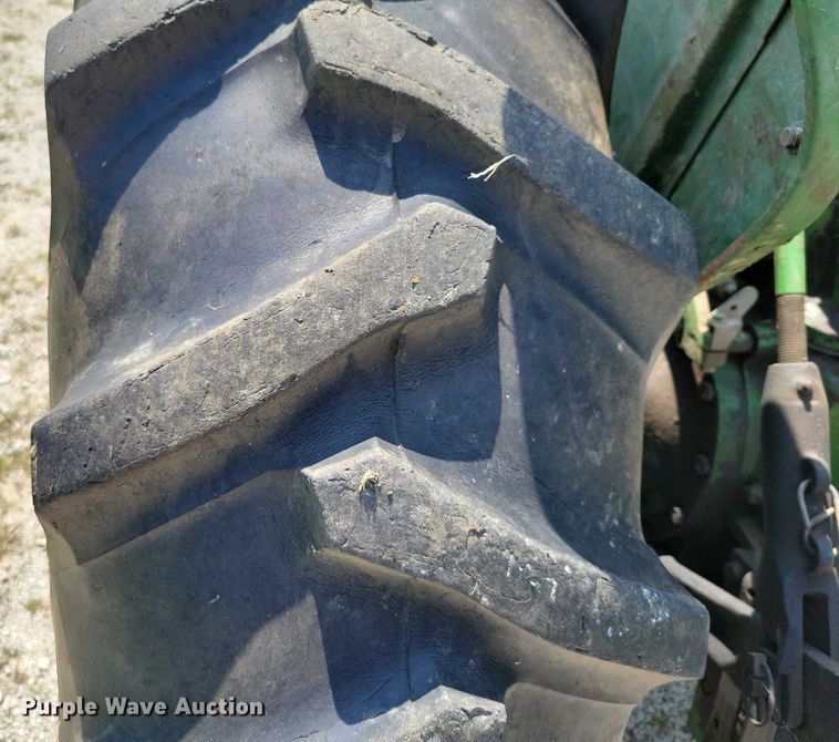 image for item DX7250 1980 John Deere 2040 tractor