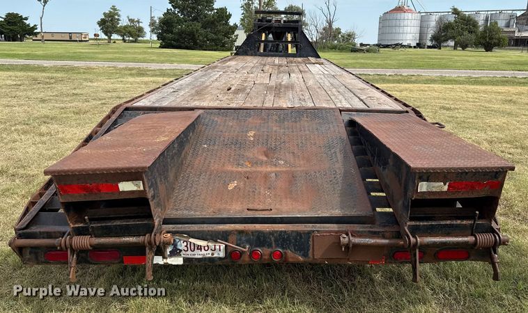 image for item DZ8821 2012 Lamar Trailers GN20K equipment trailer