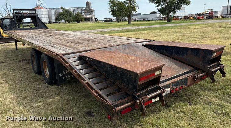 image for item DZ8821 2012 Lamar Trailers GN20K equipment trailer