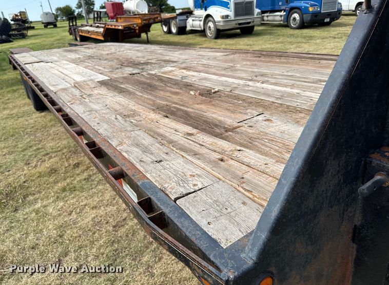 image for item DZ8821 2012 Lamar Trailers GN20K equipment trailer