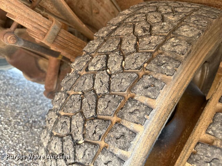 image for item DZ8879 1999 Ford F450 Super Duty winch truck