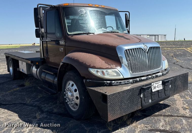 image for item DZ8913 2007 International 4300 flatbed truck