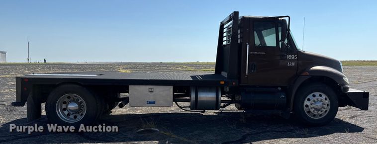 image for item DZ8913 2007 International 4300 flatbed truck