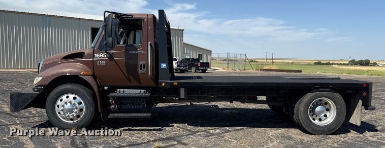 image for item DZ8913 2007 International 4300 flatbed truck