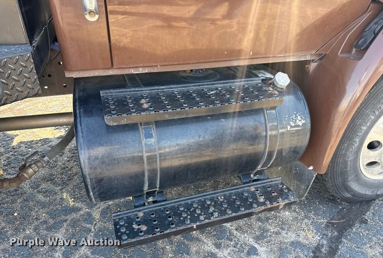 image for item DZ8913 2007 International 4300 flatbed truck