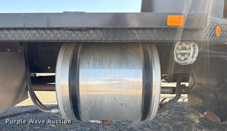 image for item DZ8913 2007 International 4300 flatbed truck