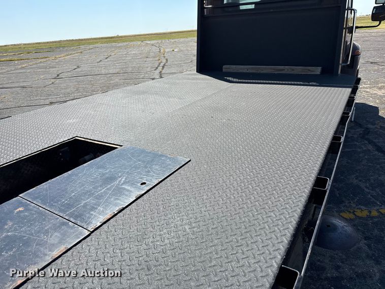 image for item DZ8913 2007 International 4300 flatbed truck