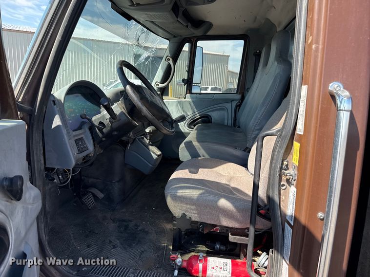 image for item DZ8913 2007 International 4300 flatbed truck