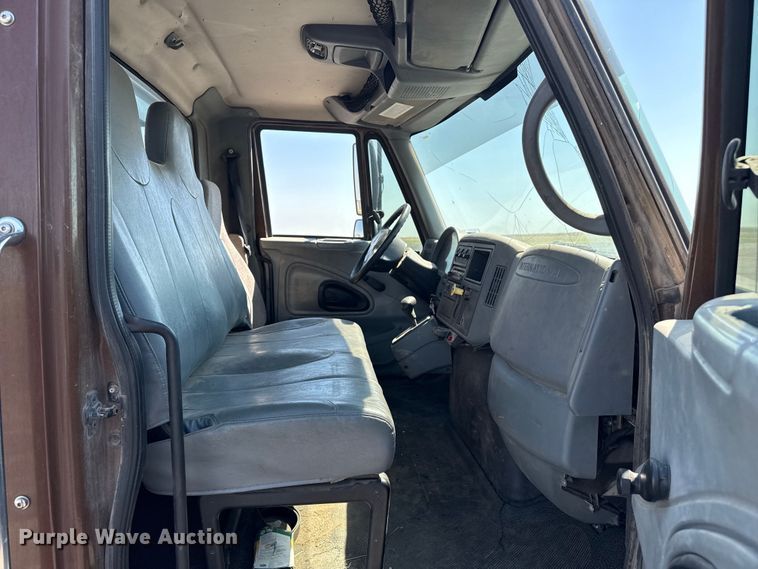 image for item DZ8913 2007 International 4300 flatbed truck