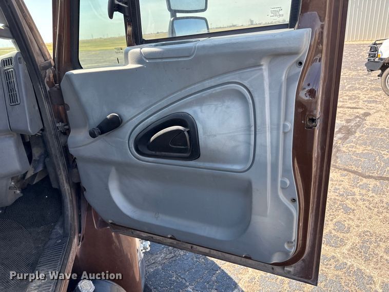 image for item DZ8913 2007 International 4300 flatbed truck