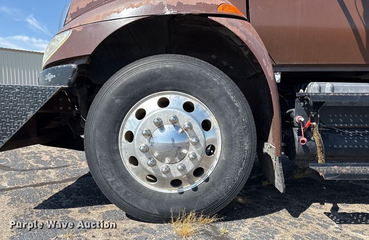 image for item DZ8913 2007 International 4300 flatbed truck