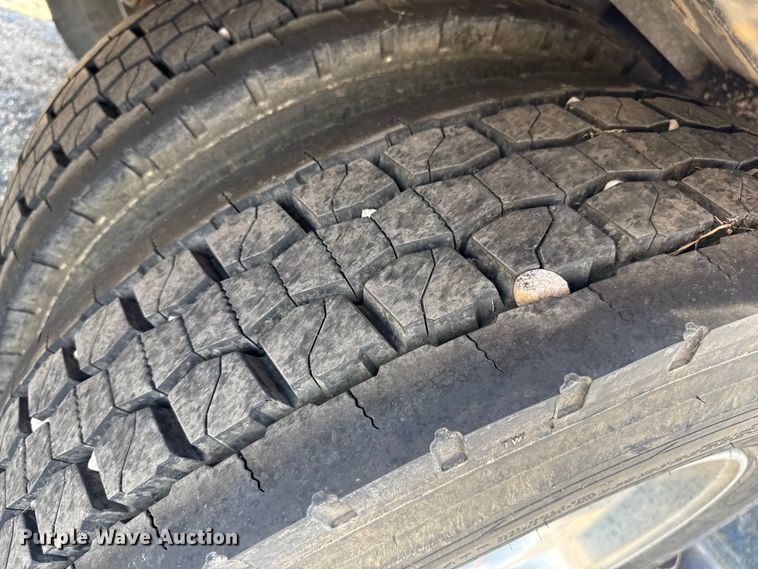 image for item DZ8913 2007 International 4300 flatbed truck