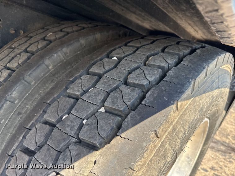 image for item DZ8913 2007 International 4300 flatbed truck