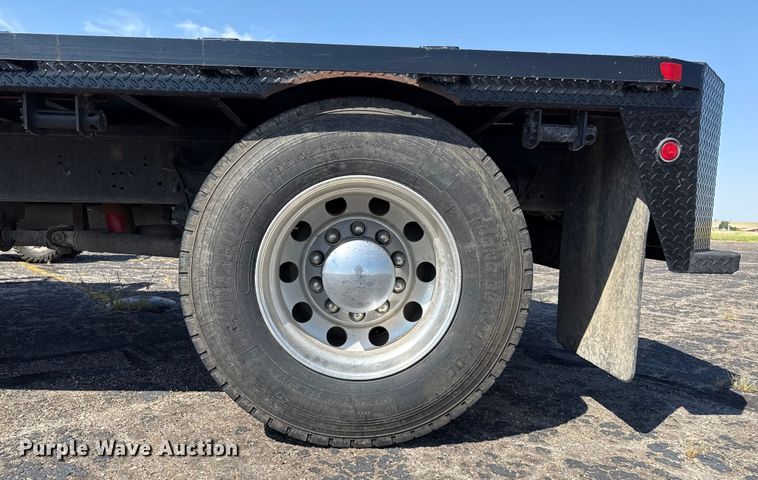 image for item DZ8913 2007 International 4300 flatbed truck